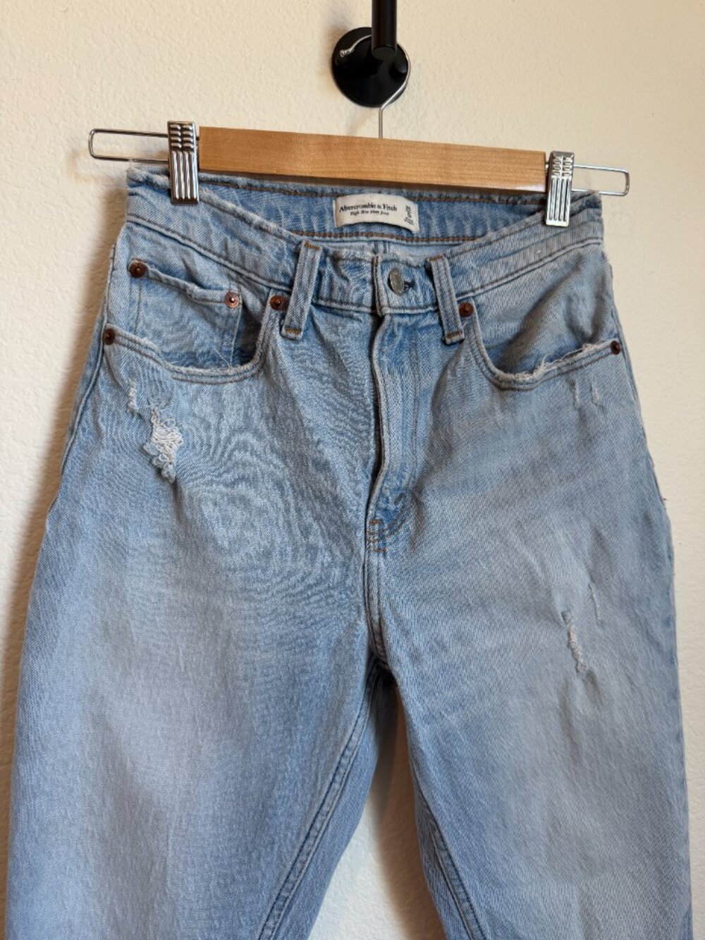 Abercrombie High Rise Mom Jean Light Wash Distressed Raw Hem 25/0R - Picture 4 of 8